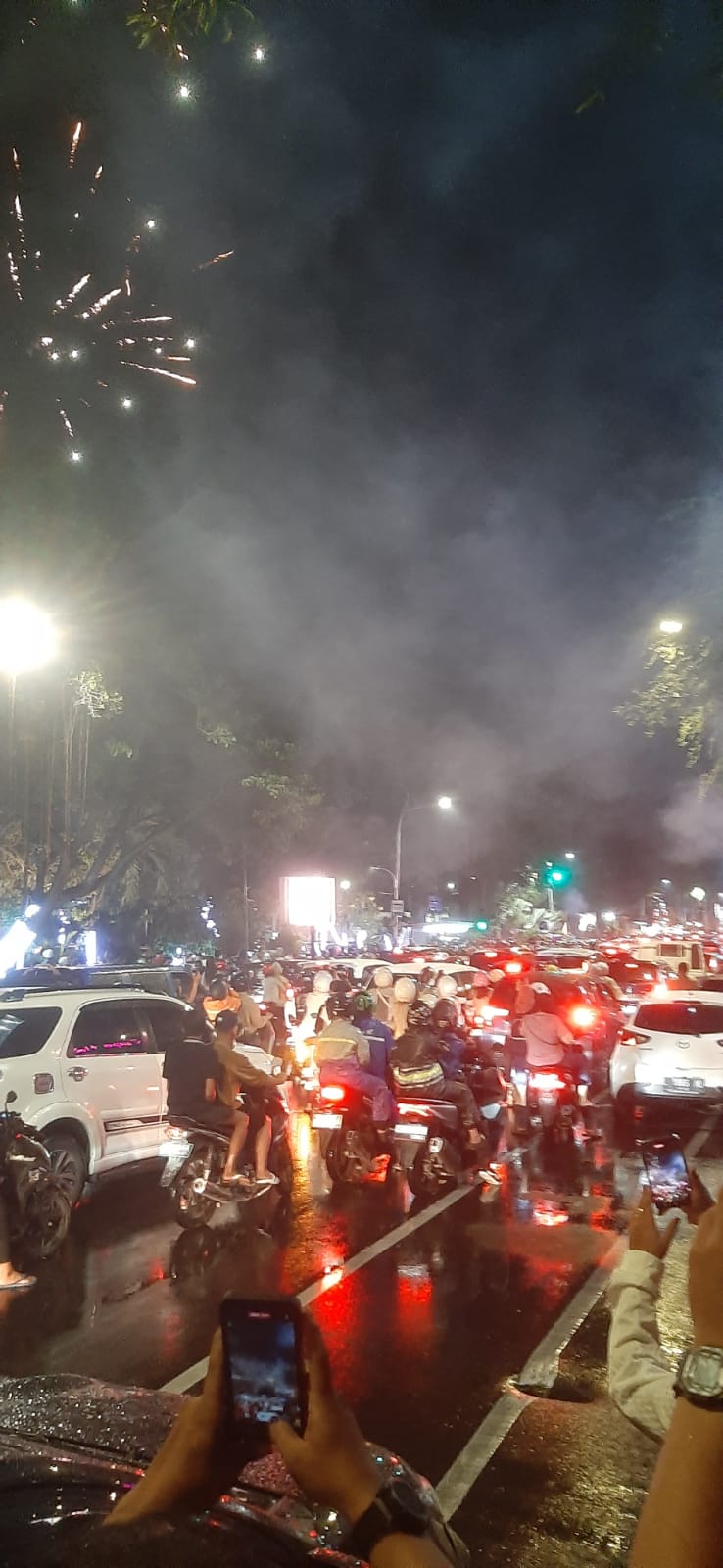 Kepadatan di Jalan Gubernur Suryo depan gedung Grahadi untuk merayakan malam pergantian tahun, Selasa (31/12).
