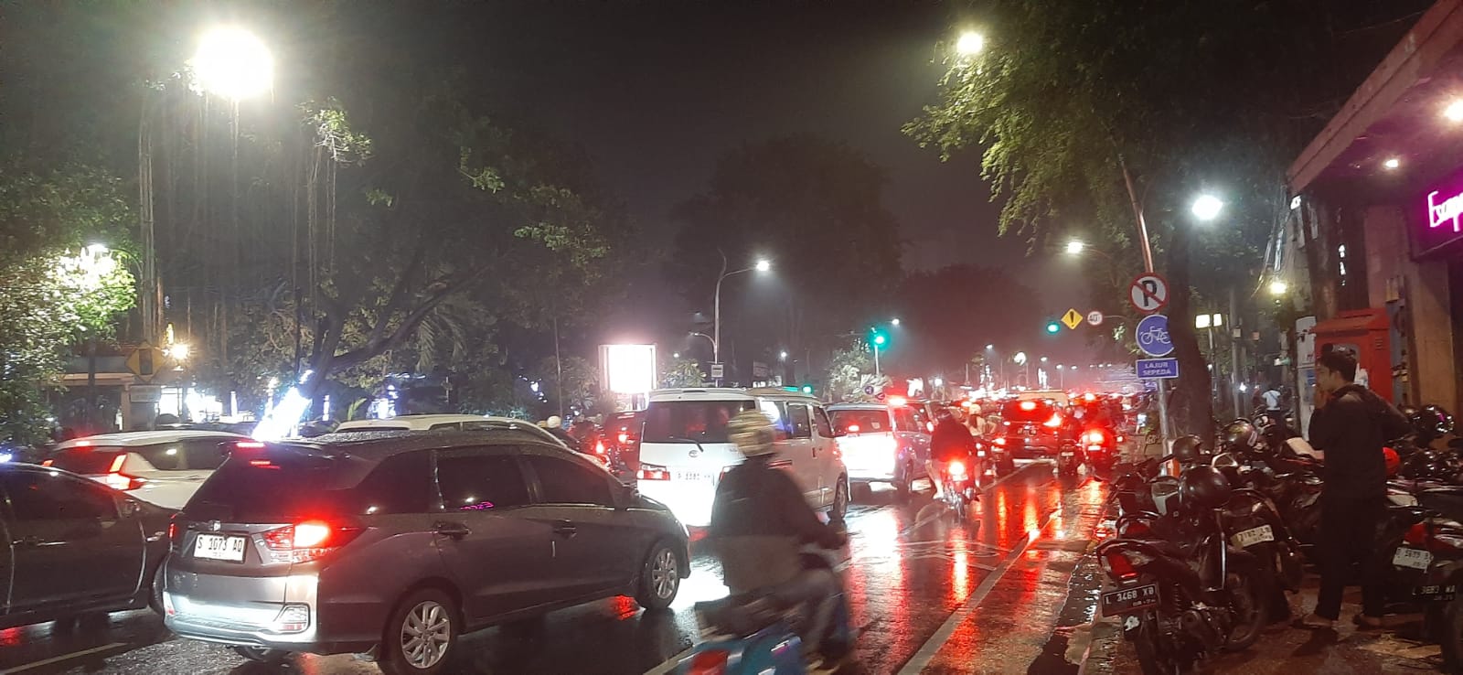 Arus lalu lintas padat di Jalan Gubernur Suryo Surabaya pada malam tahun baru. (Mahrus/Radar Surabaya)