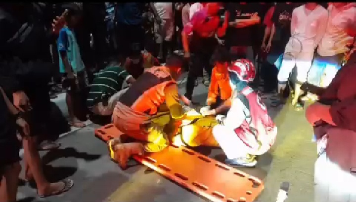 Petugas evakuasi mayat pengendara sepeda di Kedung Cowek Surabaya. (IST)