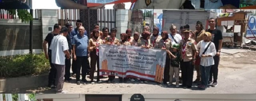NAPAK TILAS: Keluarga besar Achijat mengenang hotel Flores bersama dengan para anggota Pramuka di bekas bangunan hotel.