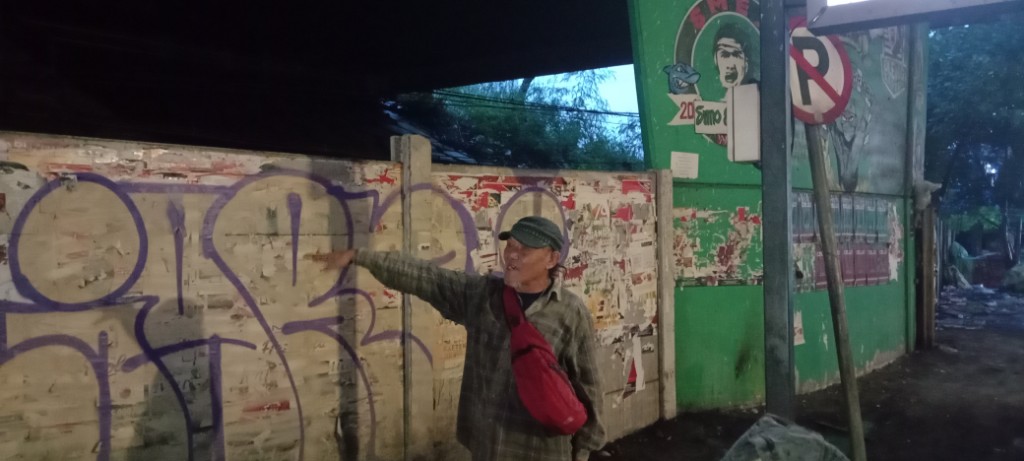 LEGENDA HIDUP: Salah satu anggota senior Simo Putro, Soesilo, saat menunjukkan lokasi kantor Kelurahan Simo Mulyo yang dijadikan tempat berkumpulnya anak muda dari komunitas Simo Putro.