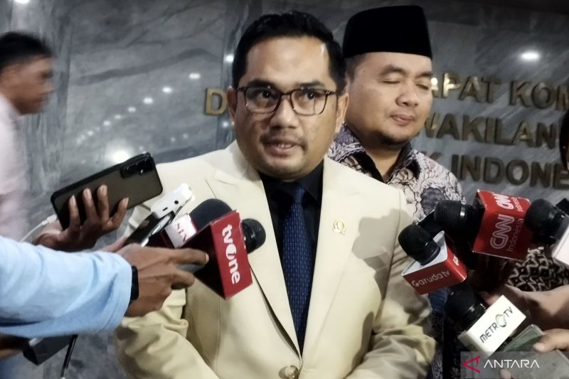Ketua Komisi II DPR RI Rifqinizamy Karsayuda di Kompleks Parlemen, Jakarta.