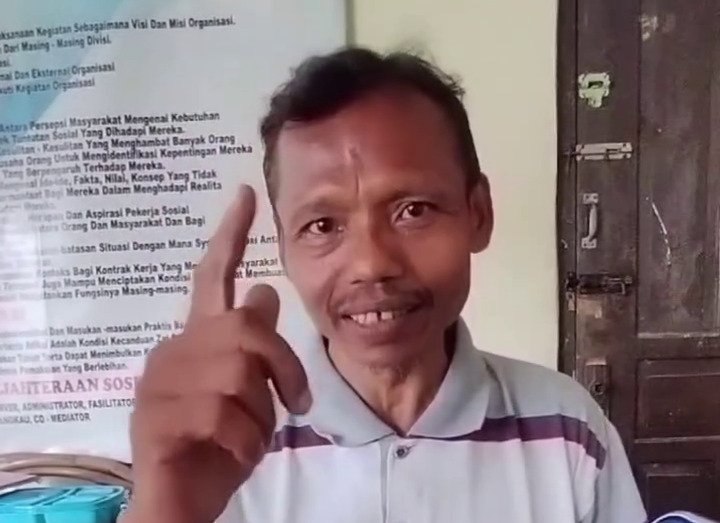 Sumanto yang pernah menggegerkan Indonesia dengan kasusnya sebagai manusia kanibal pemakan mayat kini telah bertobat dan menjadi konten kreator. Salah satunya suka membuat konten tentang motivasi.