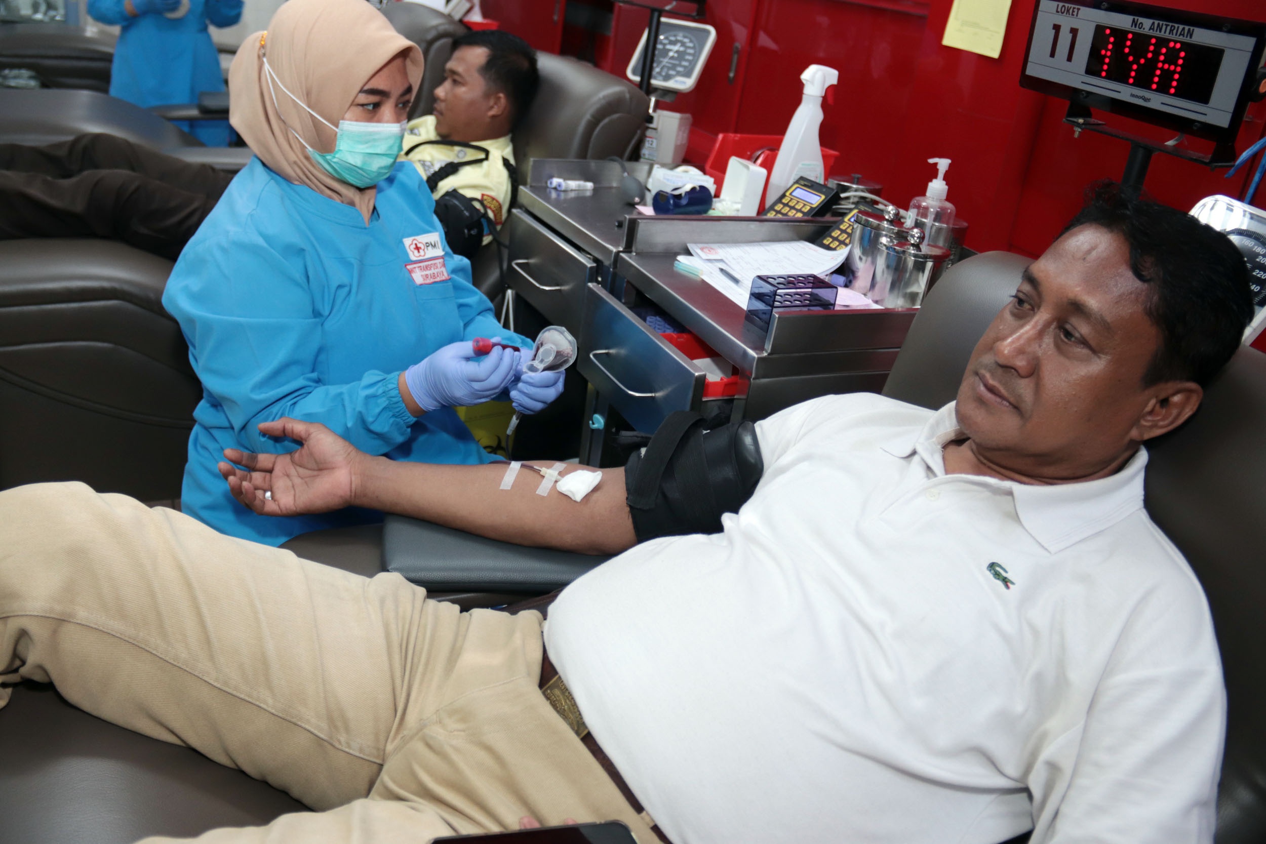 SUKARELAWAN: Petugas PMI Kota Surabaya mengambil darah dari para pendonor, di Unit Donor Darah PMI Jalan Embong Ploso, Surabaya, Kamis (2/1).