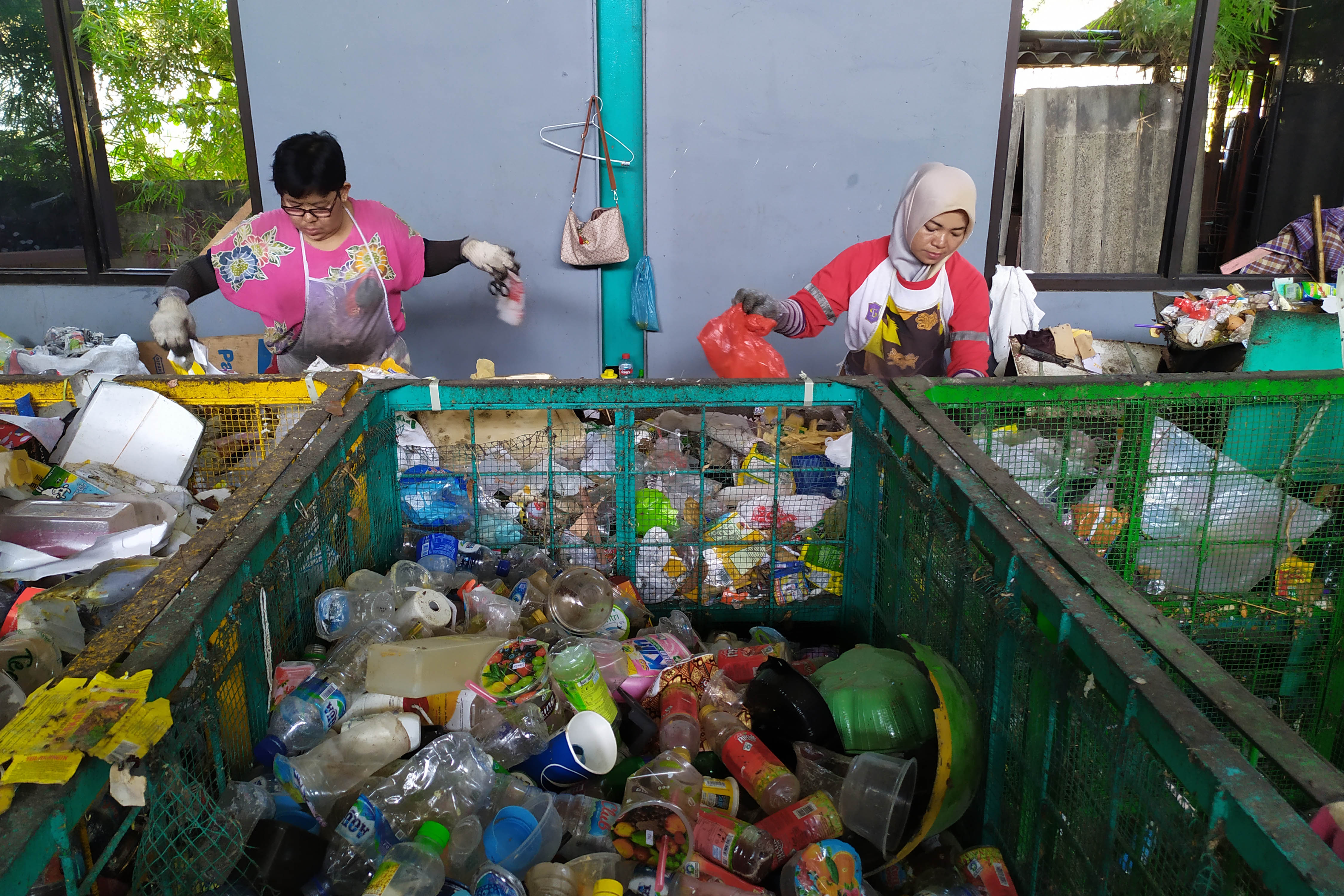 DIDAUR ULANG: Aktivitas pemilahan sampah di TPST3R Jambangan, Surabaya.