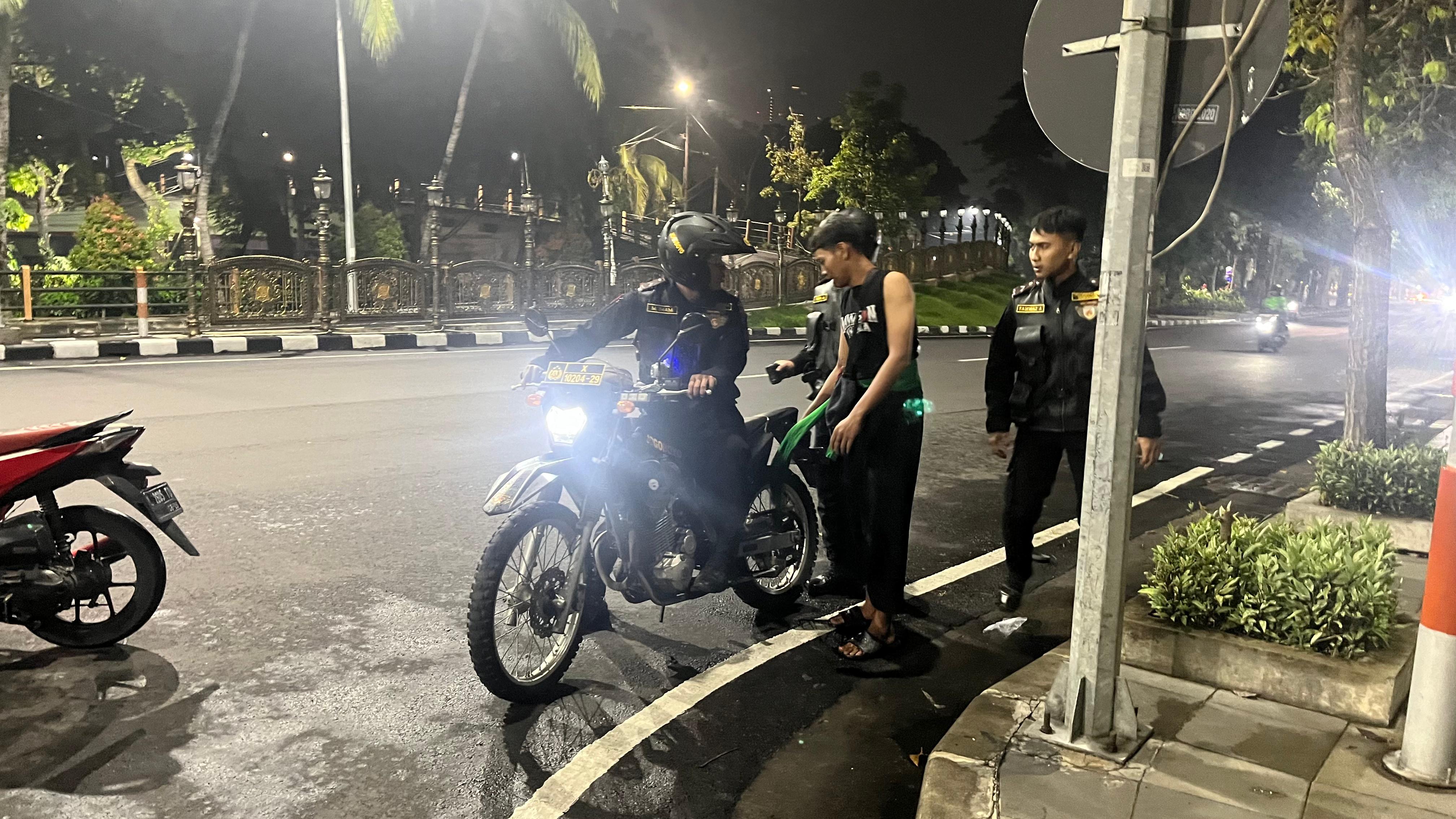 Tim Jogoboyo Polrestabes Surabaya saat mengamankan oknum salah satu kelompok peguruan peguruan silat yang meresahkan masyarakat, Jumat (3/1) dini hari.