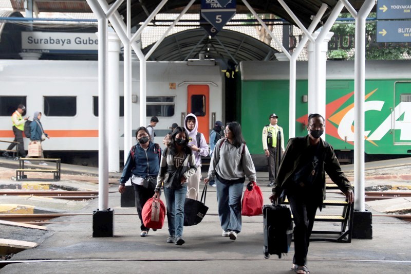 PULANG LIBURAN: Penumpang saat tiba di Stasiun Surabaya Gubeng usai melakukan perjalanan ke berbagai daerah tujuan untuk menikmati libur Nataru.