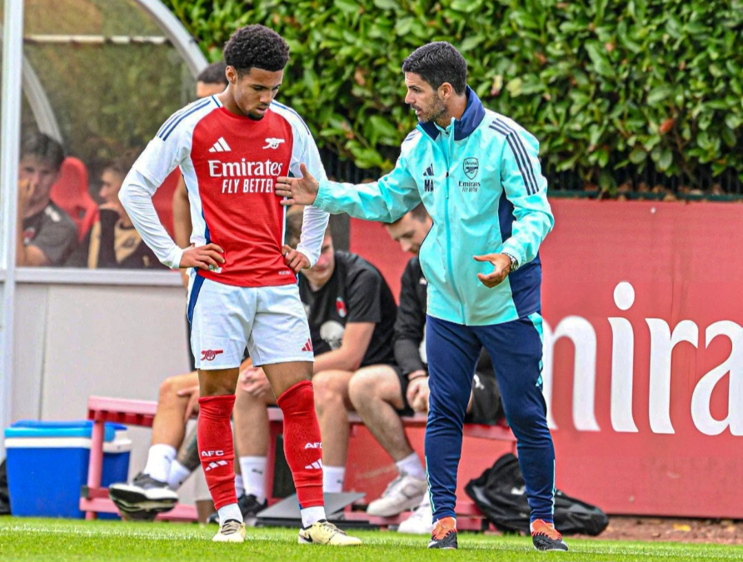 Mikel Arteta (kanan) dan pemain muda Ethan Nwaneri.