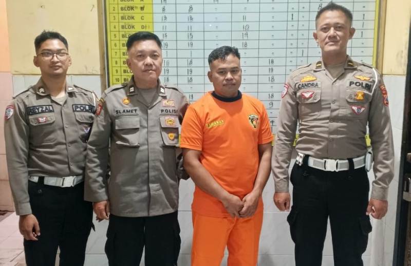 Tersangka Abdul Aziz warga Sampang Madura ditahan usai menabrak pengemudi becak dan driver ojol di Jalan Basuki Rahmat Surabaya dan positif mengonsumsi narkoba.