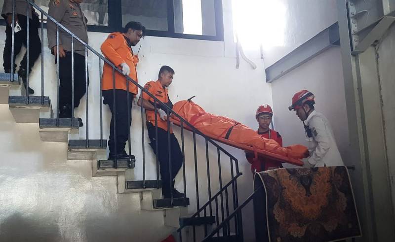 EVAKUASI: Petugas mengangkat jenazah korban untuk dibawa ke ambulans menuju RSUD dr Soetomo.