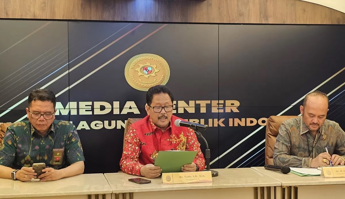 Juru bicara MA, Yanto saat menggelar konferensi pers di Gedung MA, Jakarta Pusat, Kamis (2/1). (Ridwan/JawaPos.com)