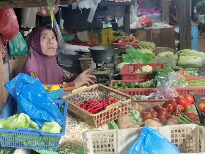 MAHAL: Pedagang aneka bumbu di Pasar Dukuh Kupang Surabaya curhat harga cabai rawit tembus Rp 130 ribu per kilogram.