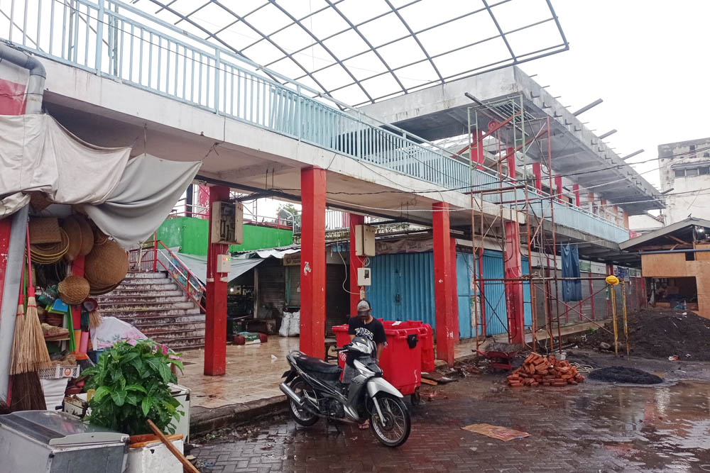 DIBONGKAR: Bangunan di Pasar Kembang Surabaya yang mulai direvitalisasi usai terbakar beberapa waktu lalu.