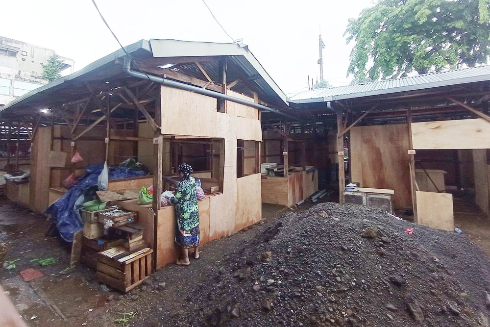 Pedagang menempati TPS yang dibangun di lahan parkir sisi barat.