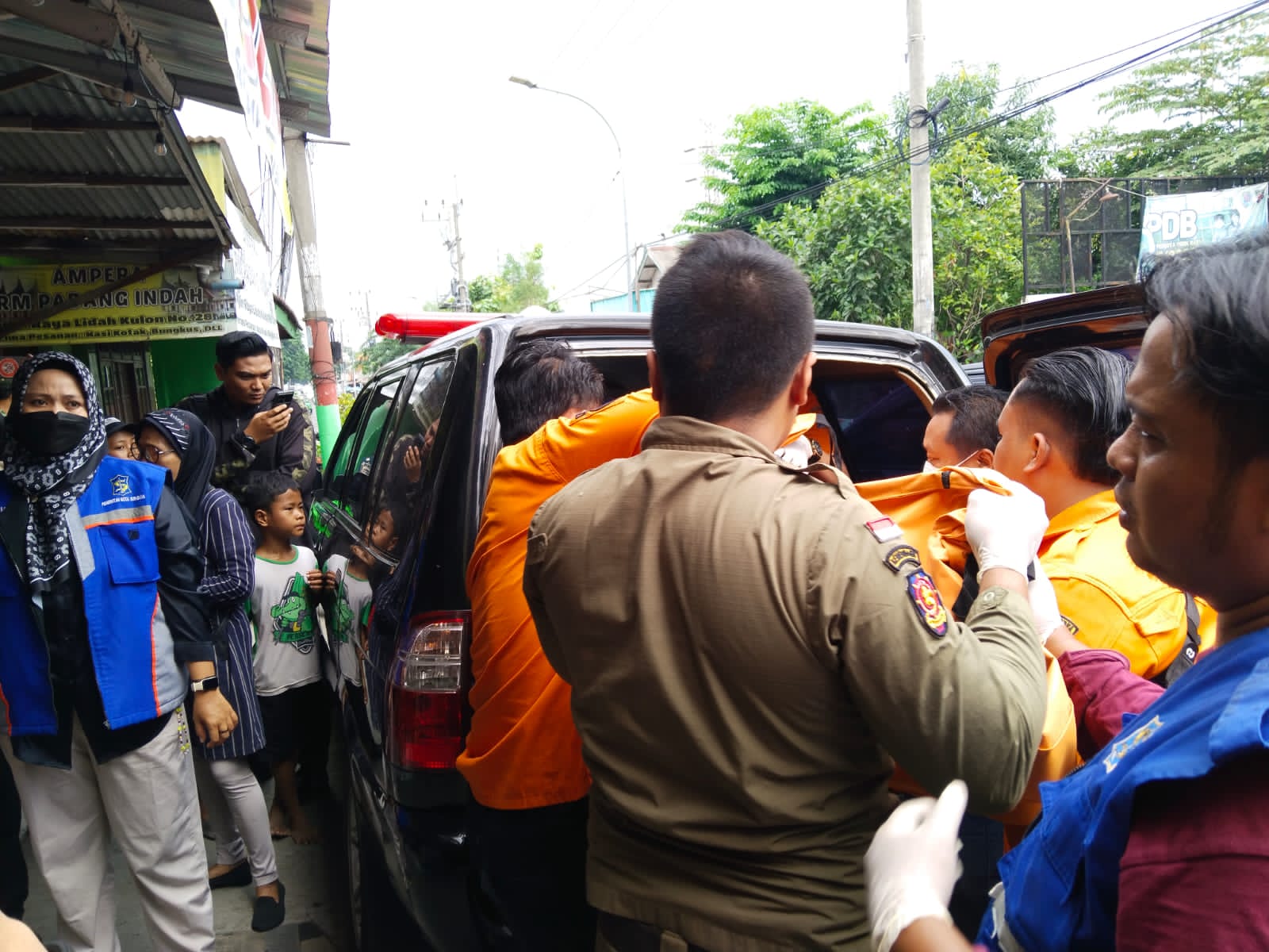 Mayat korban Yosep Sapriden P digotong menuju ambulans untuk dibawa ke RSUD dr Soetomo. (IST)