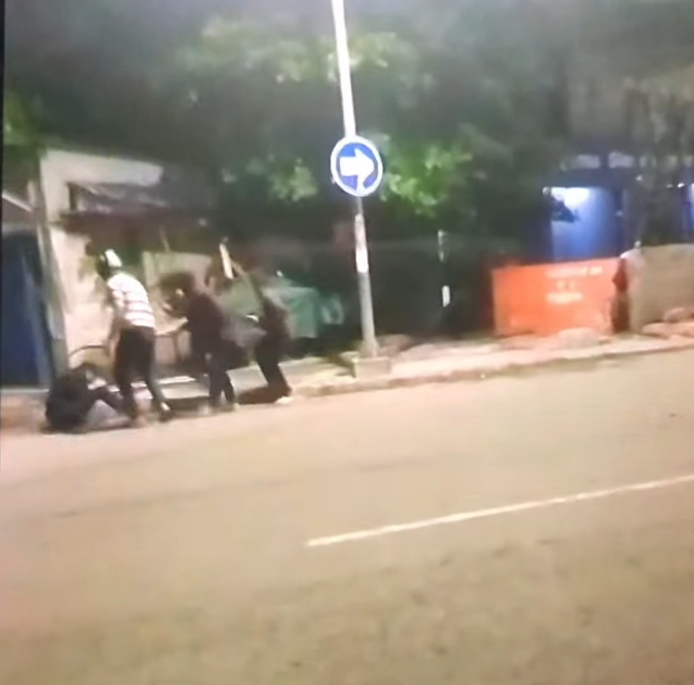 Kelompok remaja bersajam saat menyerang dan membacok korban di Jalan Rajawali, Surabaya. (IST)