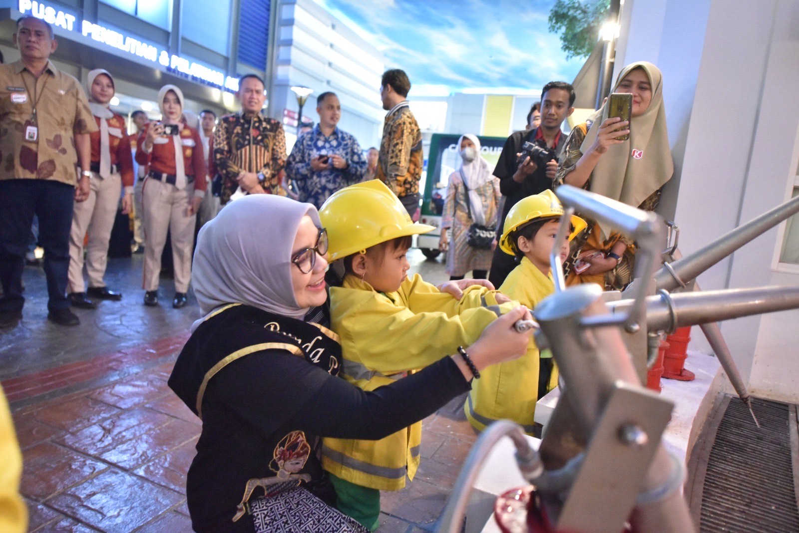 PROGRAM BERKUALITAS: Ketua Bunda PAUD Kota Surabaya, Rini Indriyani, bermain bersama anak anak PAUD.