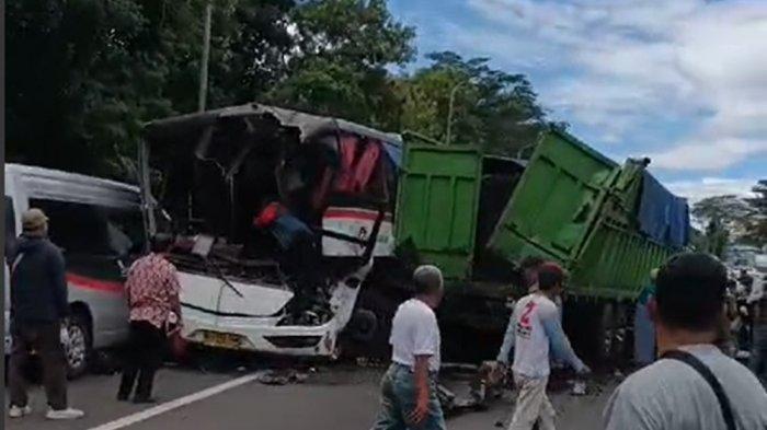 Kendaraan yang terlibat kecelakaan beruntun di KM 97+200 Ruas Tol Cipularang arah Bandung.