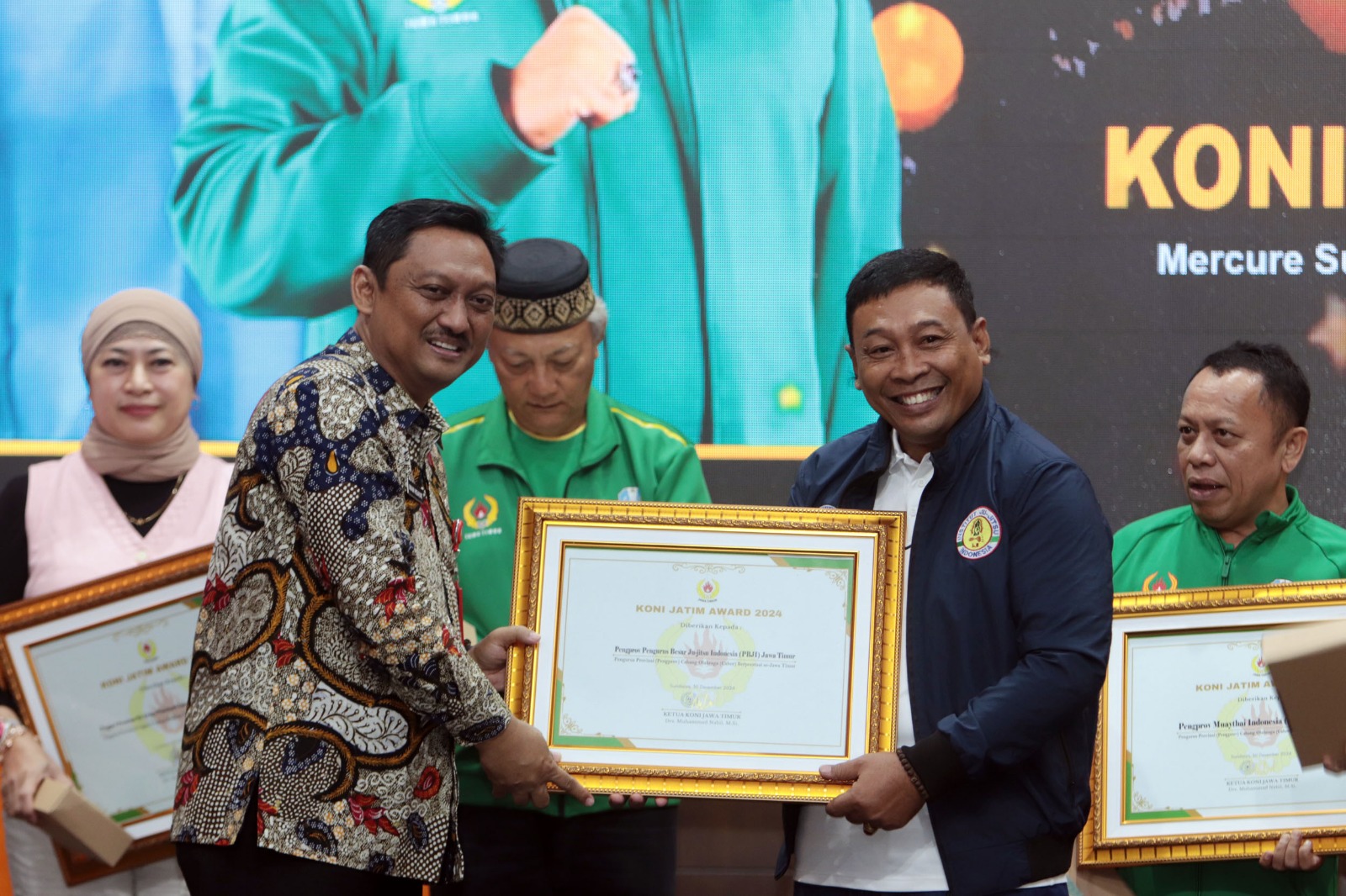 FOTO KONI Jatim  Ketua PBJI Jatim, Eko Surcahyo (dua dari kanan) menerima penghargaan dari KONI Jatim, dari Karo Kesra Setdapriv Jatim, Imam Hidayat. (Andy Satria/Radar Surabaya)