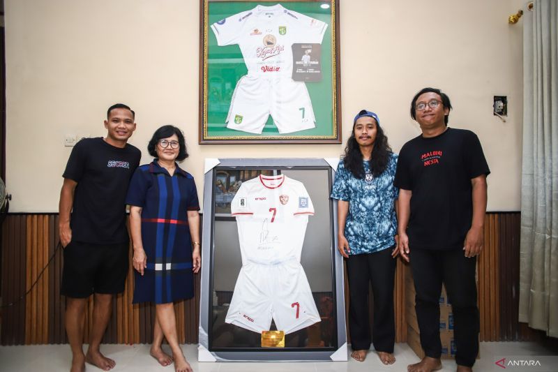 Ki-ka: Kakak kedua Marselino Ferdinan Oktafianus Fernando, Ibu Marselino Sudarwiyani, Rizal sebagai perwakilan pemenang, dan Ketua Surabaya Jersey Community (SJC) Yudha Mustopo, di kediaman Marselino