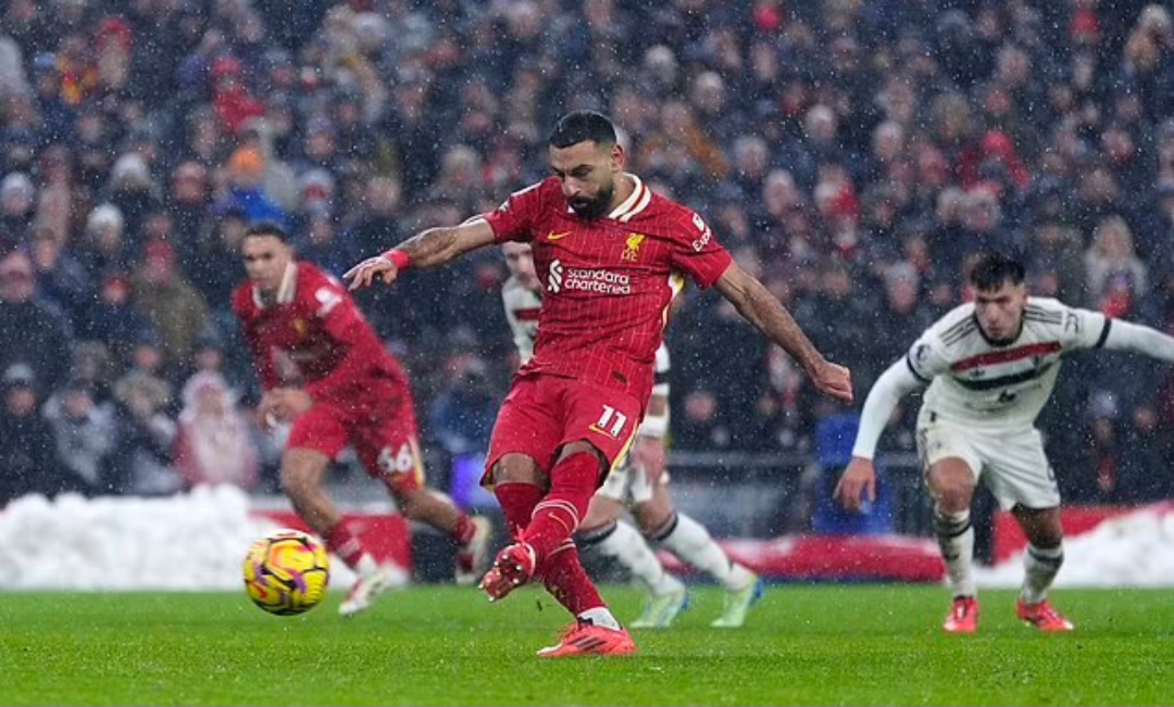Tendangan penalti Mohamed Salah membuat Liverpool  unggul sementara setelah Manchester United yang sedang berjuang secara mengejutkan unggul terlebih dahulu.