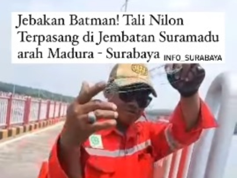 Tangkapan layar video seorang petugas patroli yang menemukan bentangan benang nilon yang telah dia potong dari pagar Jembatan Suramadu.