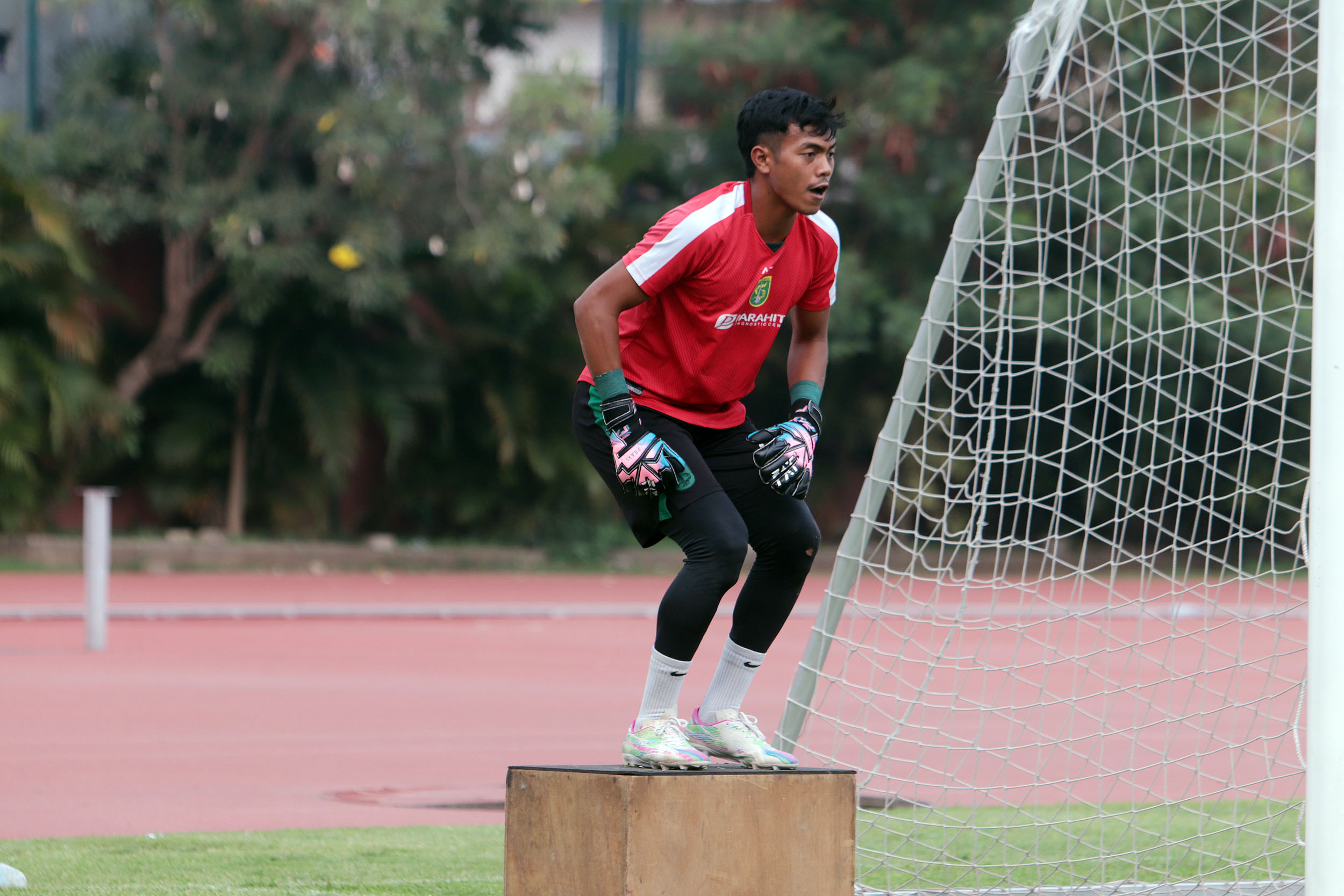 Andhika Ramadhani perpanjang kontrak bersama Skuad Green Force Persebaya tepat di hari ulang tahunnya yang ke-26.