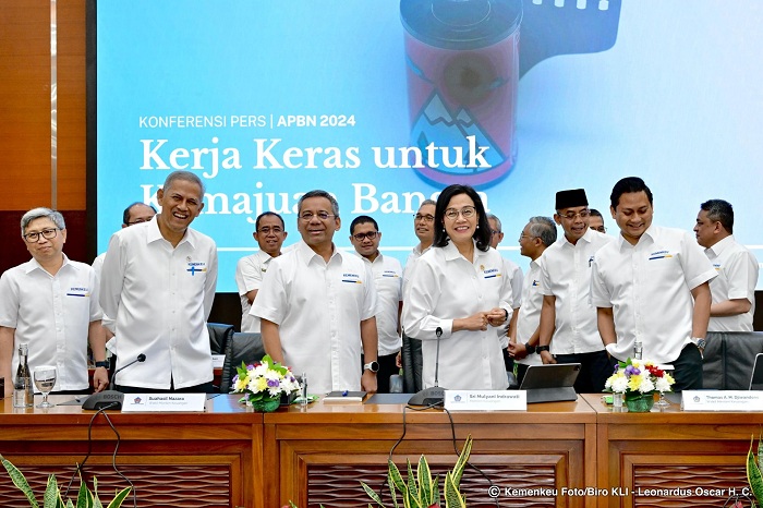 SERIUS: Menteri Keuangan Sri Mulyani Indrawati bersama jajaran saat konferensi pers APBN KiTa Awal Tahun di Jakarta, Senin (6/1).