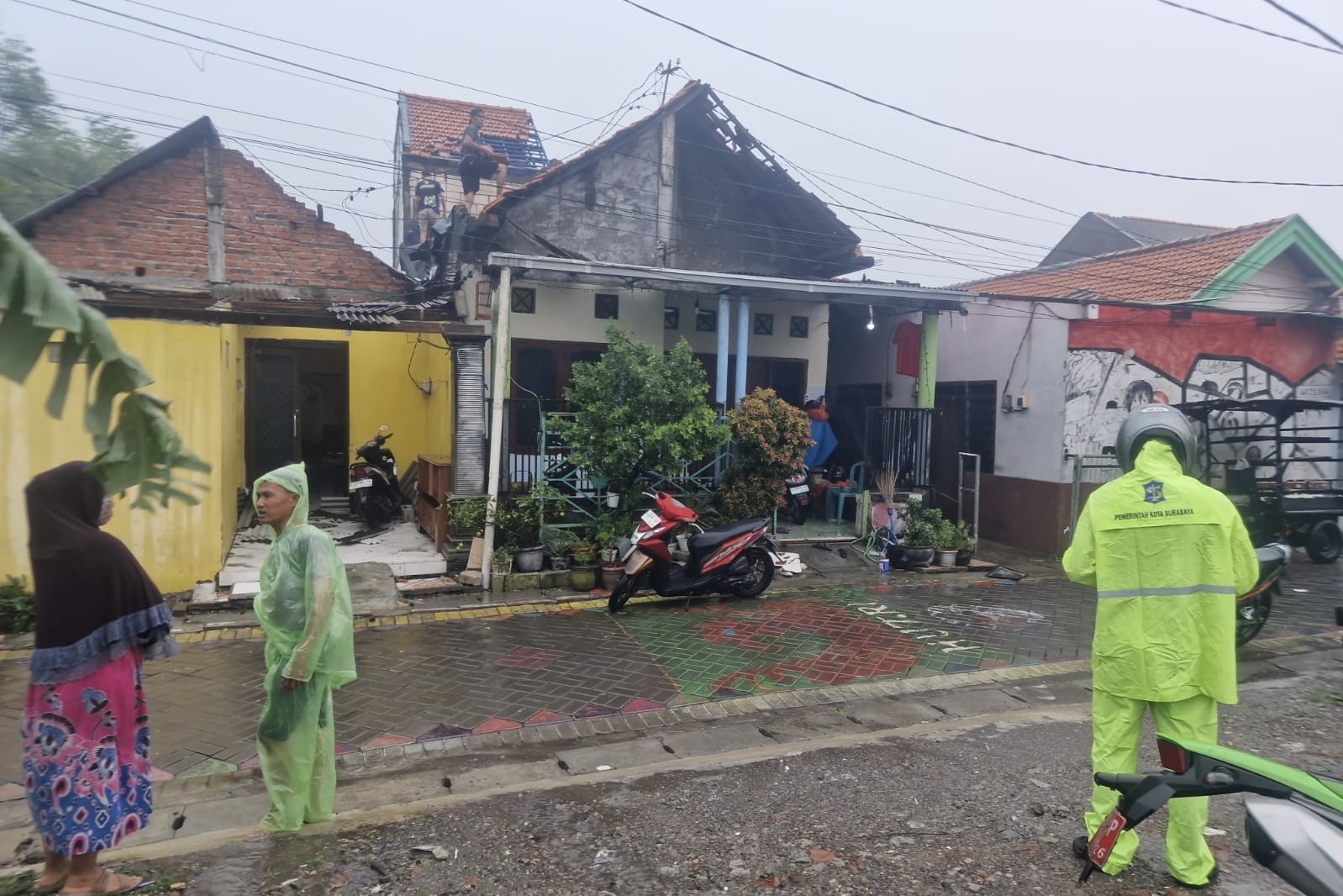 Rumah warga di beberapa wilayah Surabaya rusak akibat diterjang angin kencang pada Minggu (5/1).