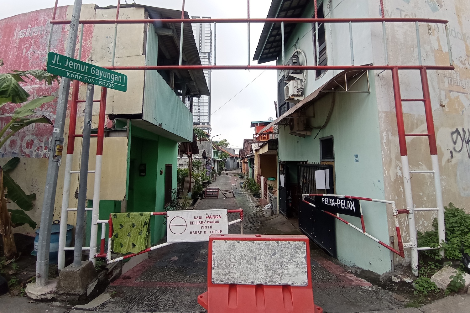 Deretan bangunan yang terimbas proyek underpass di kawasan Taman Pelangi, Surabaya.&nbsp;