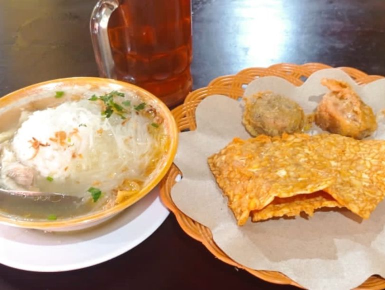 Soto Boyolali Hj. Hesti Widodo menyediakan menu ayam kampung dan daging sapi.