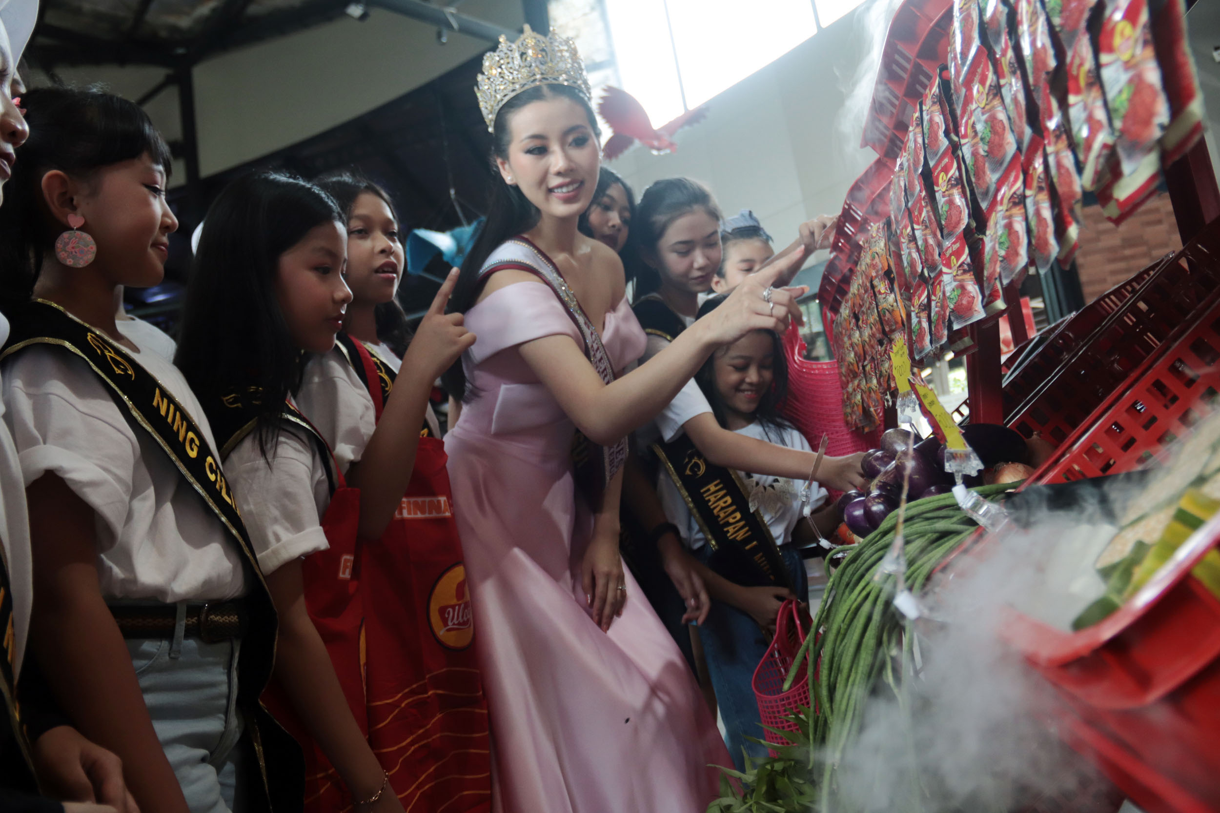 Puteri Indonesia Jawa Timur 2024, Melati Tedja mengajak para calon Puteri Indonesia untuk memilih sayur-sayuran serta bahan-bahan sebelum mengikuti lomba memasak di Pakuwon Junction, Surabaya.