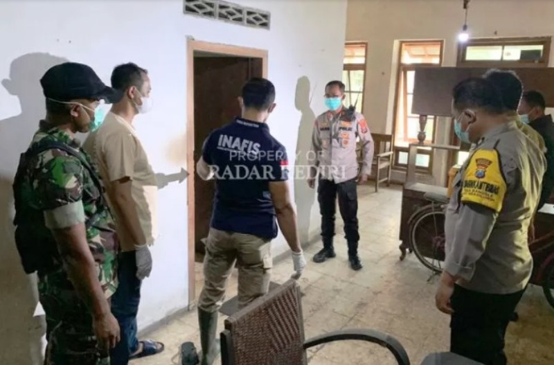 PERIKSA TKP: Petugas Inafis Polres Kediri dan anggota Polsek Ngadiluwih melakukan pemeriksaan di rumah kakak beradik yang ditemukan tewas membusuk di Kediri.