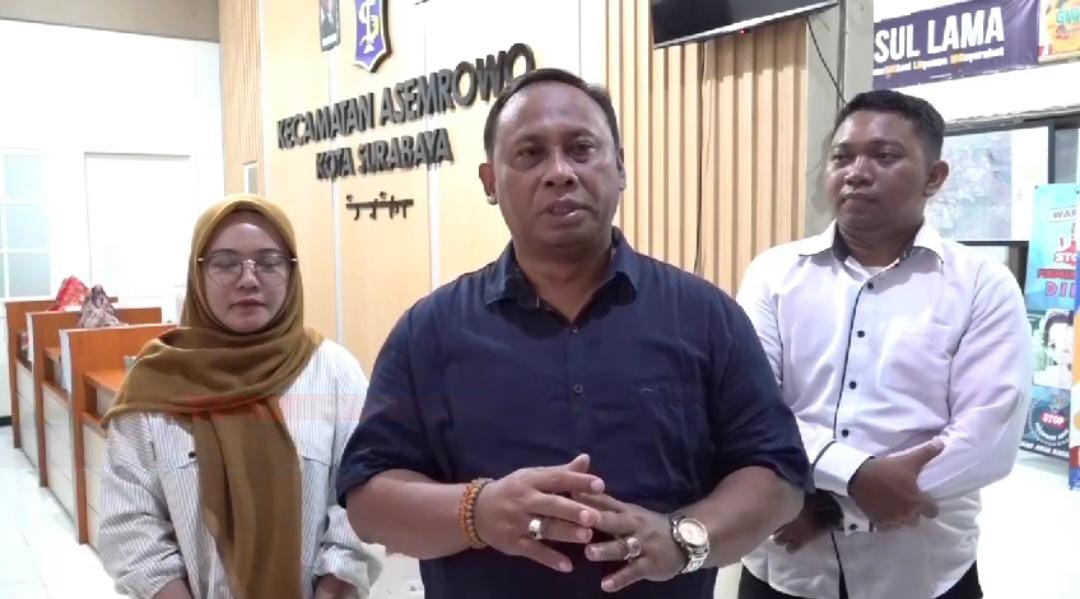 Buka Suara : Camat Asemrowo buka suara usai digerebek warganya.
