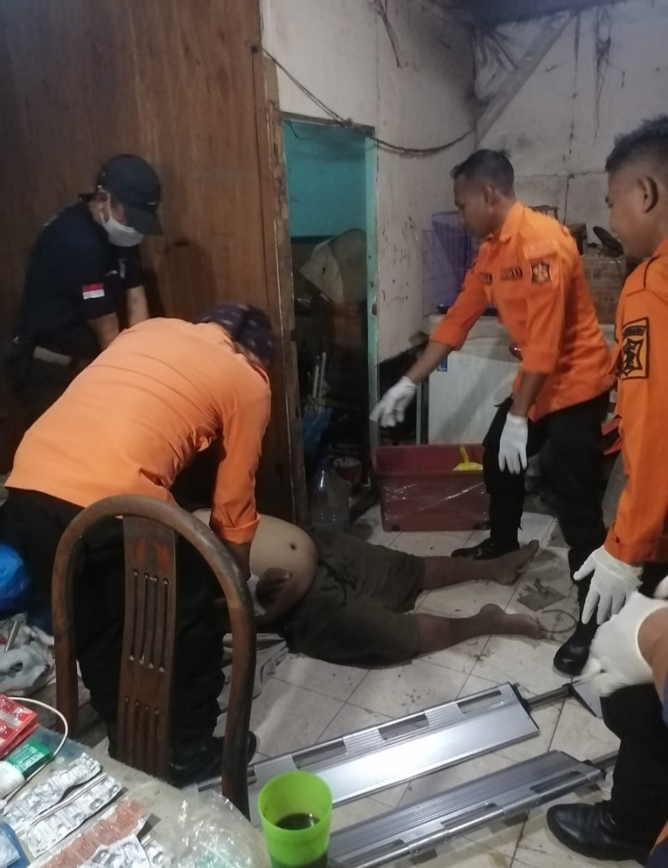 EVAKUASI : Petugas mengevakuasi mayat Marifah Abdullah Himawan untuk dibawa ke RSUD dr Soetomo keperluan visum. (IST)