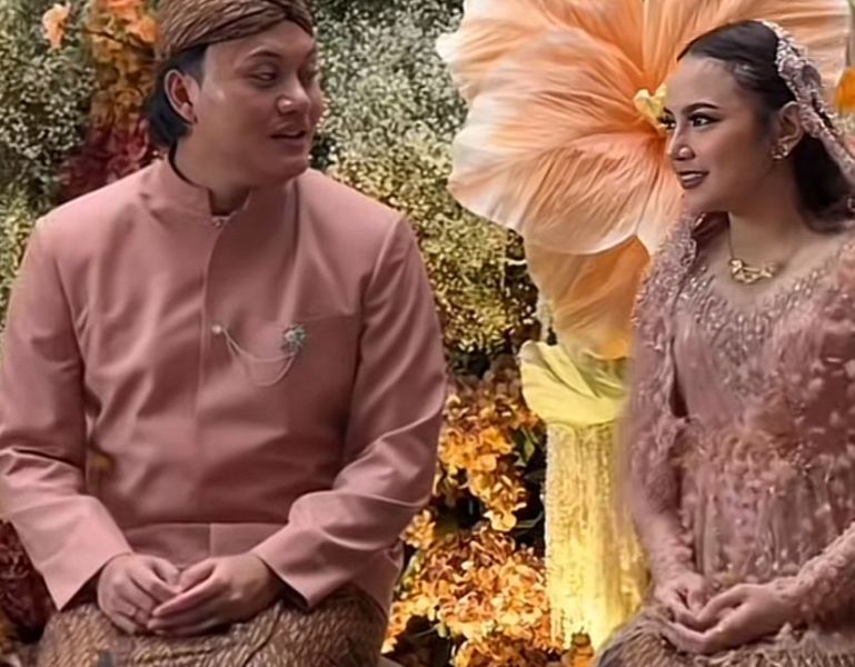 Video Rizky Febian menuntun Mahalini membaca surat Al Fatihah saat tasyakuran 7 bulan kehamilan.