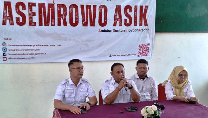Camat Asemrowo Muhammad Khusnul Amin (dua kiri) didampingi Plt Kepala Disinfokom Surabaya sekaligus Kasatpol PP Surabaya M. Fikser (kiri) saat jumpa pers di kantor Kecamatan Asemrowo Surabaya.