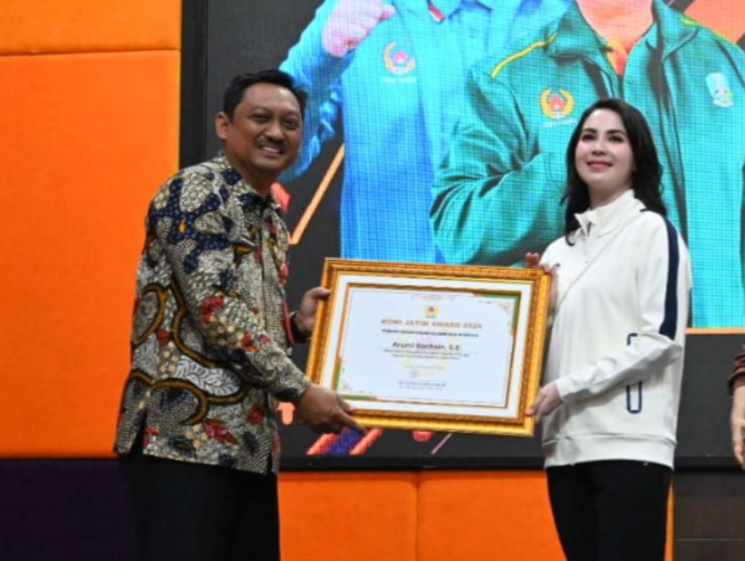 Ketua Perwosi Jatim Arumi Bachsin mendapat penghargaan KONI Jatim Award 2024.