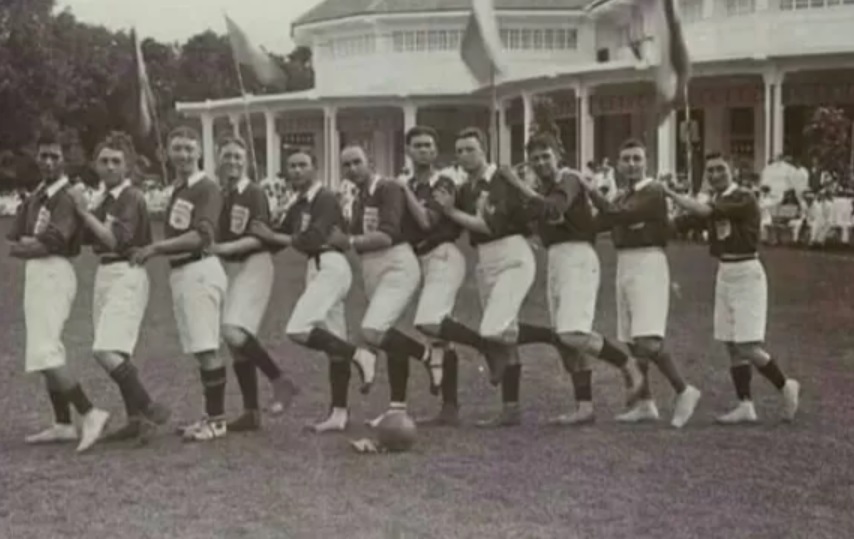 Ada lambang kota Surabaya pada kostum pemain klub sepak bola Soerabajasche Voetbal Bond (S.V.B).