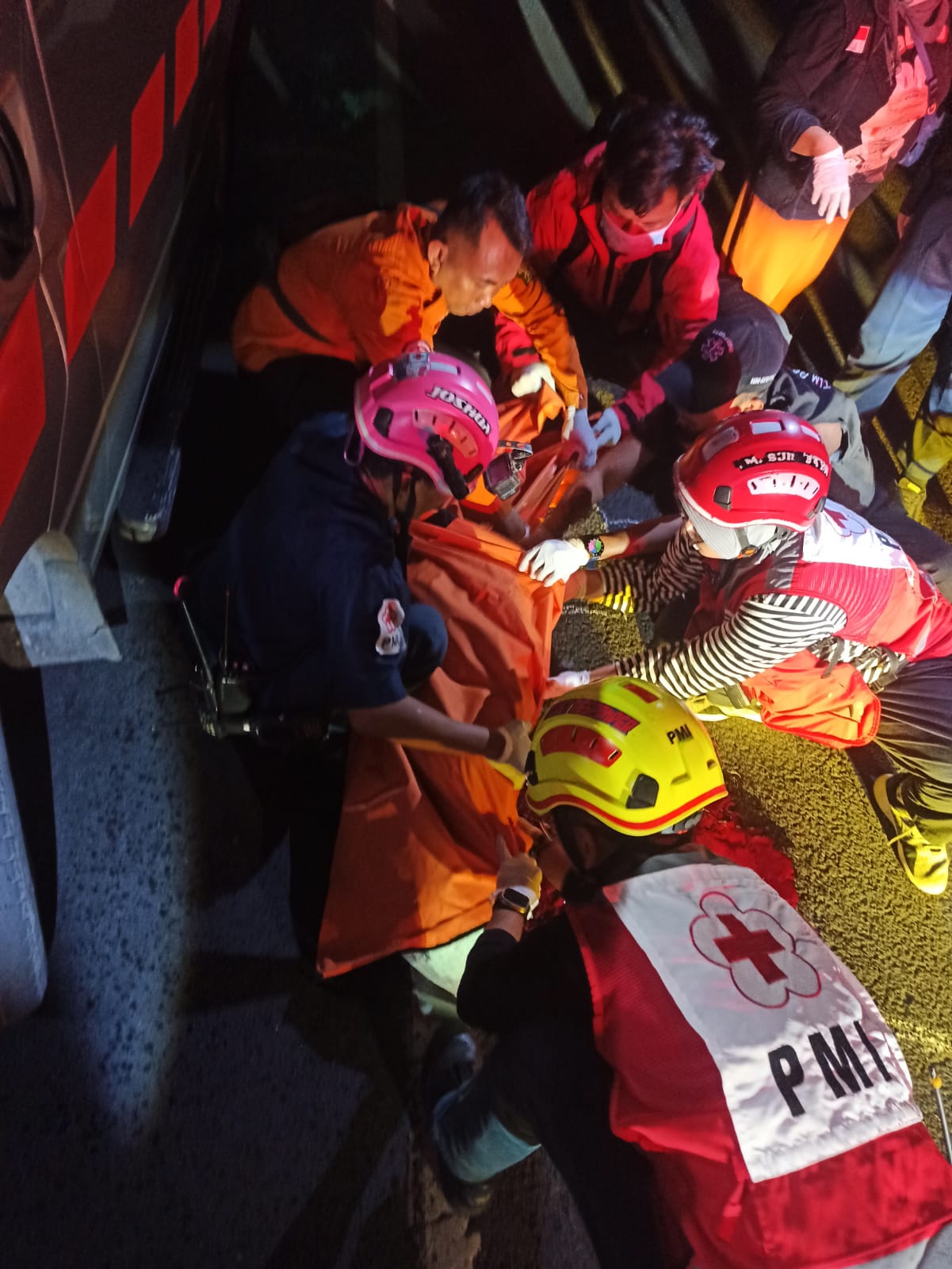 Petugas mengevakuasi mayat Suyitno, 50, yang meninggal dunia kecelakaan di Jalan Arjuno, Surabaya. (IST)