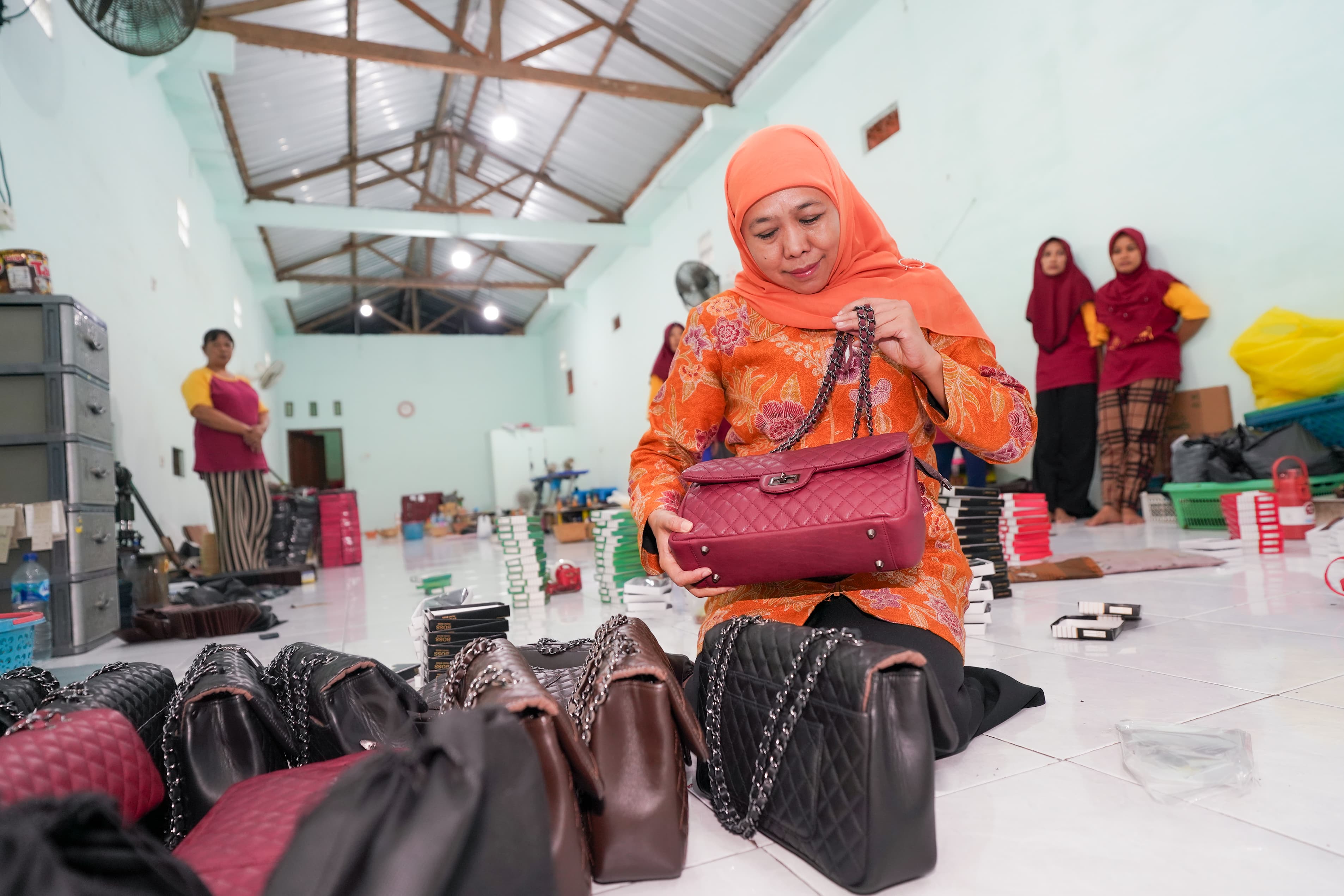 PILIHAN: Cagub Jatim Terpilih Khofifah Indar Parawansa saat melakukan kunjungan  ke sentra produksi kulit di kawasan Tulangan, Kabupaten Sidoarjo.