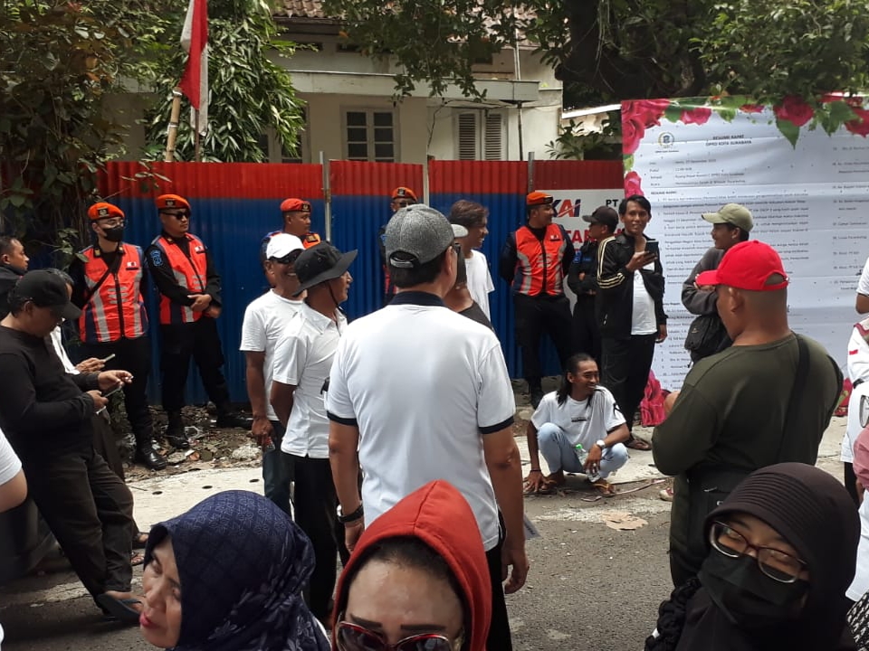 PROTES: Warga Pacarkeling Surabaya yang mendiami rumah dinas PT KAI tidak terima ketika rumah dikosongkan oleh petugas.