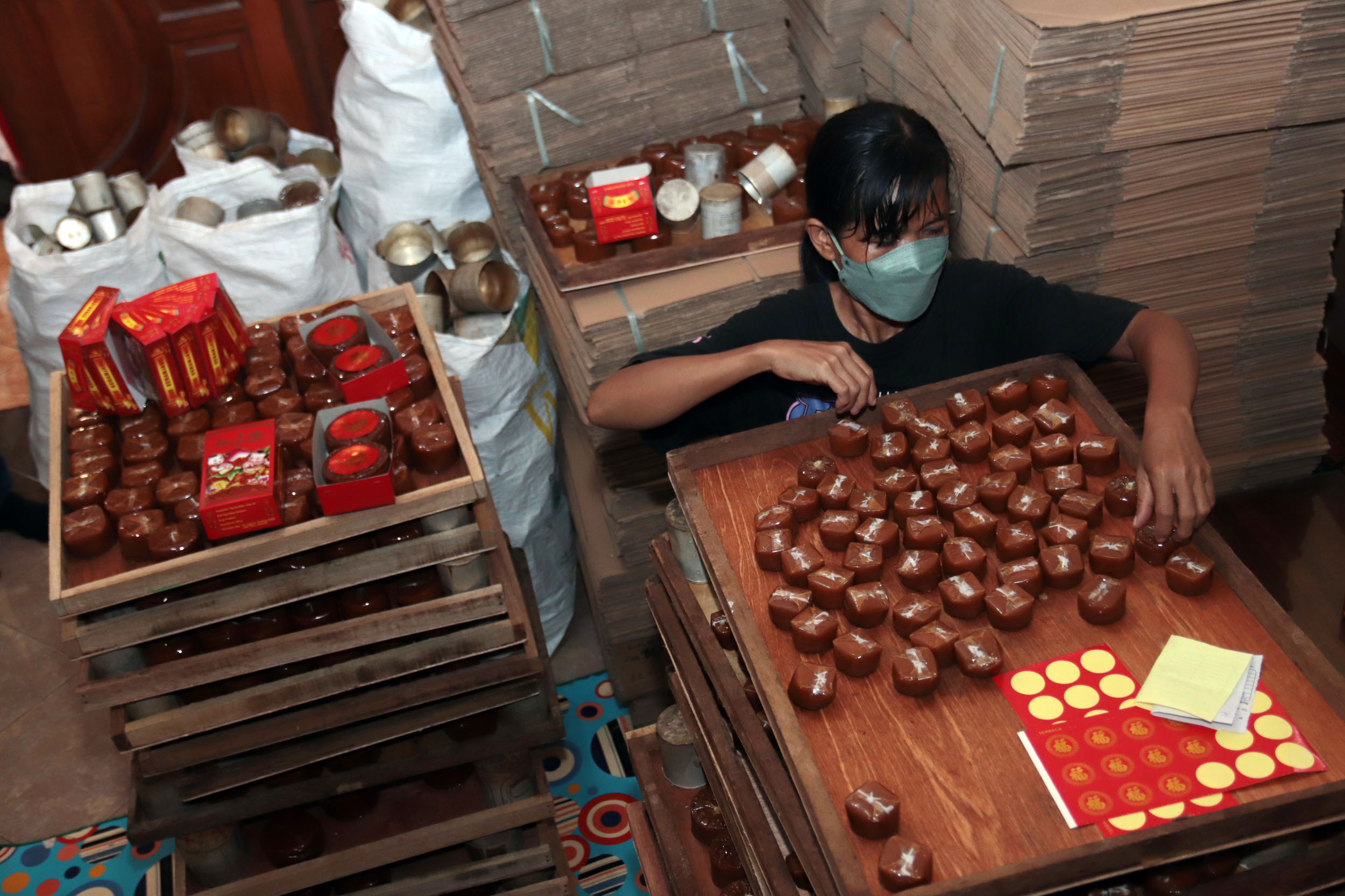 MOMEN TAHUNAN: Pekerja melakukan pengepakan kue keranjang di salah satu home industry Kawasan Kalidami Surabaya, Rabu (8/1).