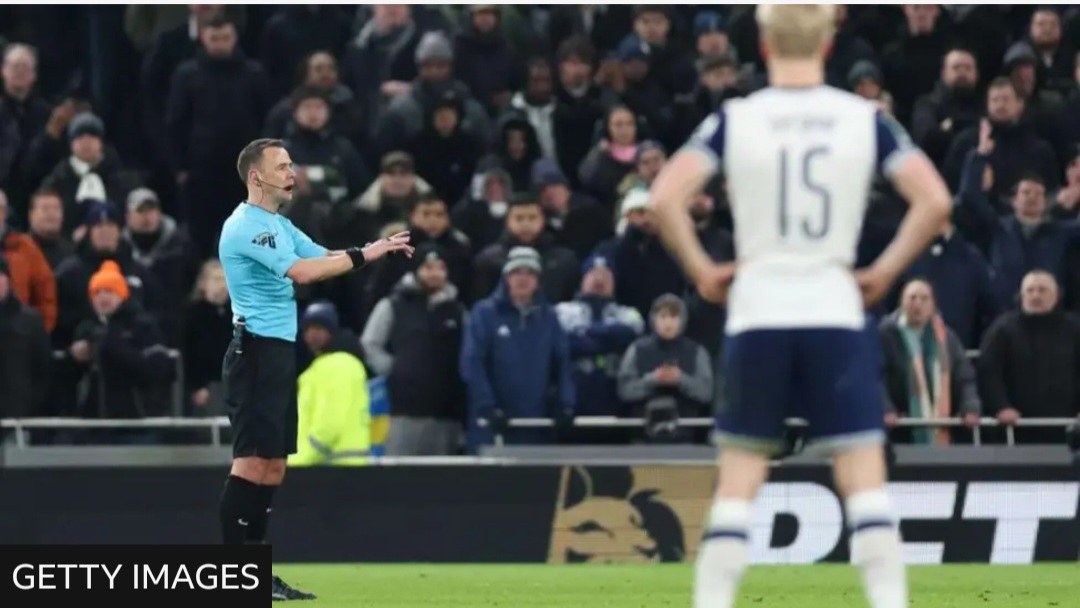 Wasit Stuart Attwell memberikan keputusan lisan melalui sistem PA setelah gol Tottenham dianulir oleh asisten wasit video (VAR)
