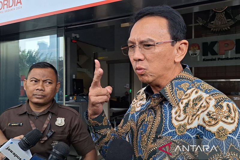 Mantan Komisaris Utama PT Pertamina (Persero) Basuki Tjahaja Purnama alias Ahok hadir memenuhi panggilan pemeriksaan penyidik di Gedung Merah Putih KPK, Jakarta, Kamis (9/1/2025).
