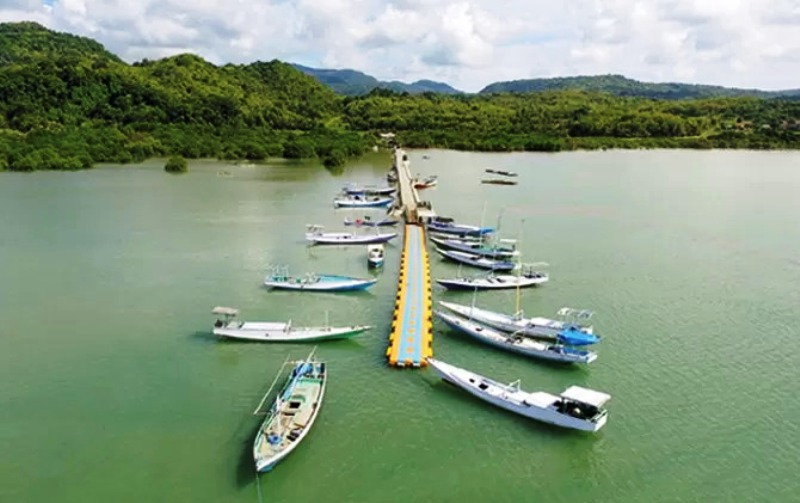 Salah satu tambatan kapal-kapal wisata di Pulau Bawean.