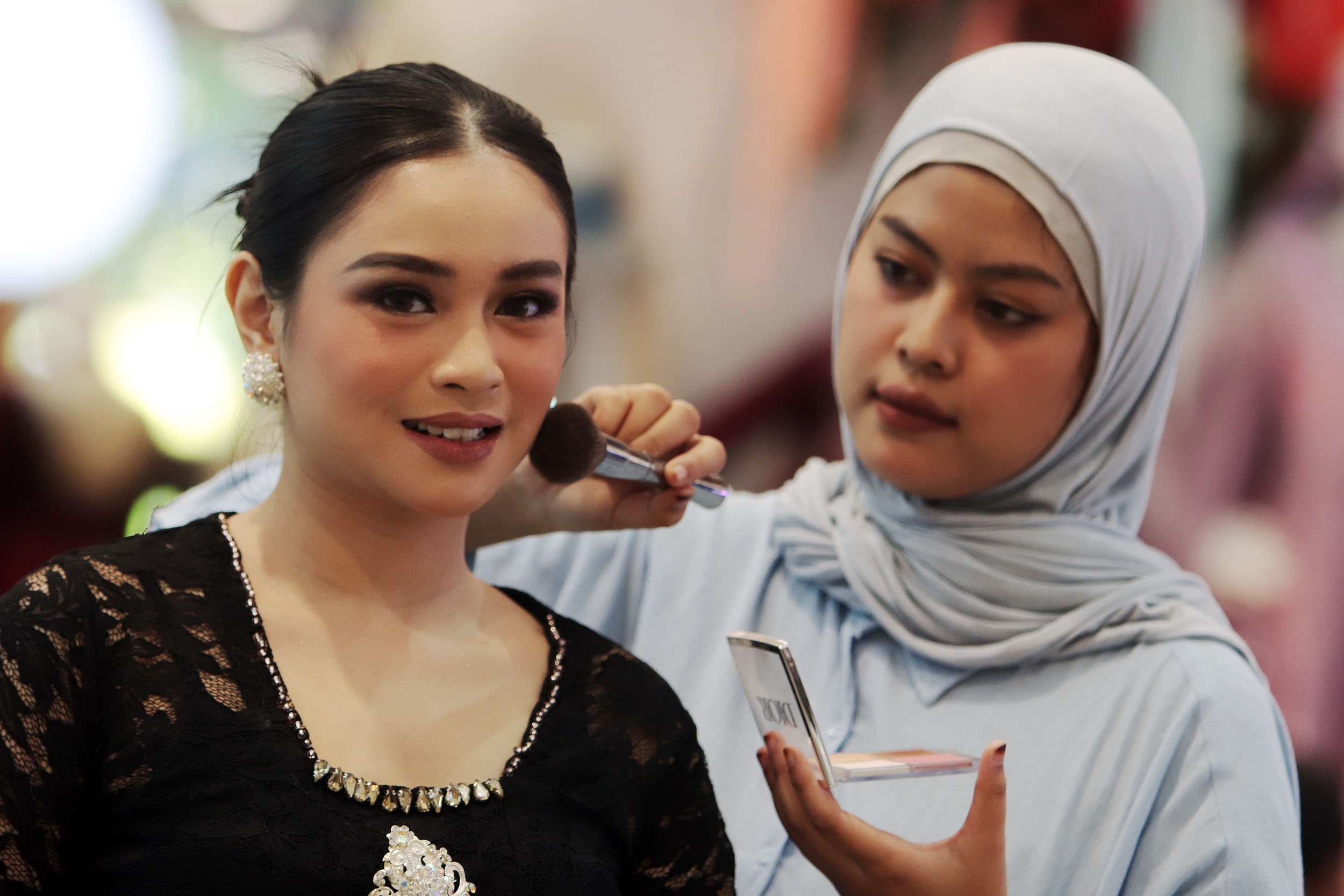 UNTUK TUNANGAN: Aqilla Yunma memberikan riasan dengan tema "Rias Engagement" kepada modelnya, dalam lomba rias yang digelar di Royal Plaza Surabaya, Kamis (9/1).