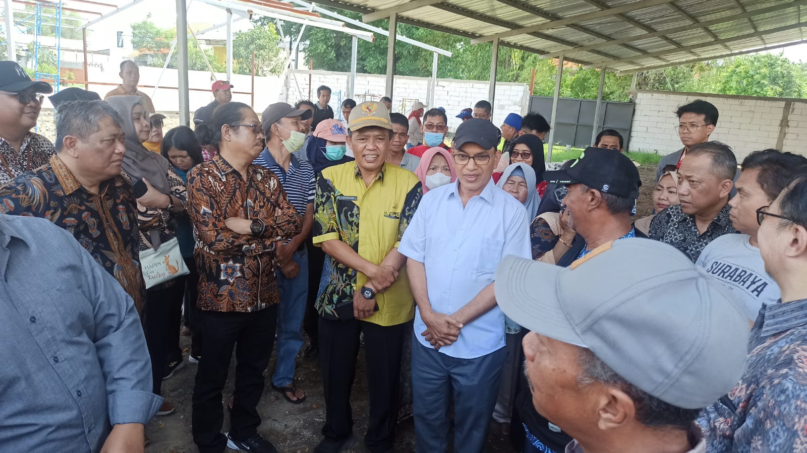 DI ATAS LAHAN RTH: Komisi B DPRD Kota Surabaya saat melakukan sidak di lokasi pembangunan pasar Perum Pondok Maritim Indah, Surabaya, Kamis (9/1).