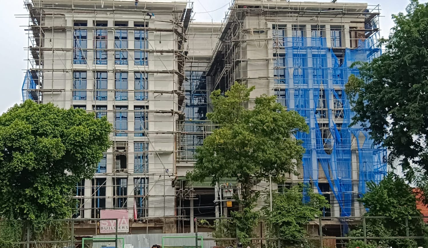 PENUH KENANGAN: Gedung perkantoran di Jalan Flores ini berdiri di bekas Hotel Flores.