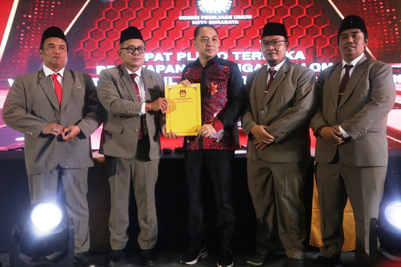 Komisioner KPU Surabaya menyerahkan surat penetapan pasangan terpilih Pilwali Surabaya 2024 kepada Wali Kota Surabaya Eri Cahyadi usai rapat pleno di Hotel Novotel Samator, Surabaya, Kamis (9/1).